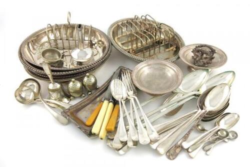 ëA mixed lot of electroplated items, comprising: a wine funnel, three toast racks, various entrée dishes, four basting spoons and quantity of electroplated flatware. (qty)